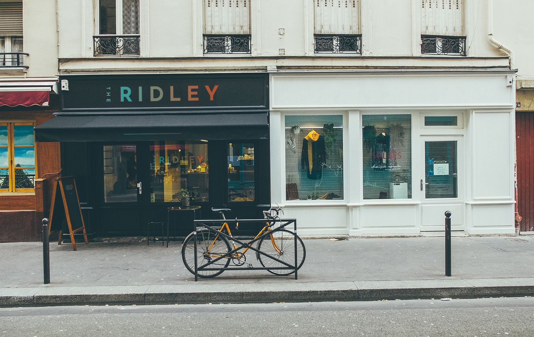 Skiltning og facade til bar / restaurant Ridley i London