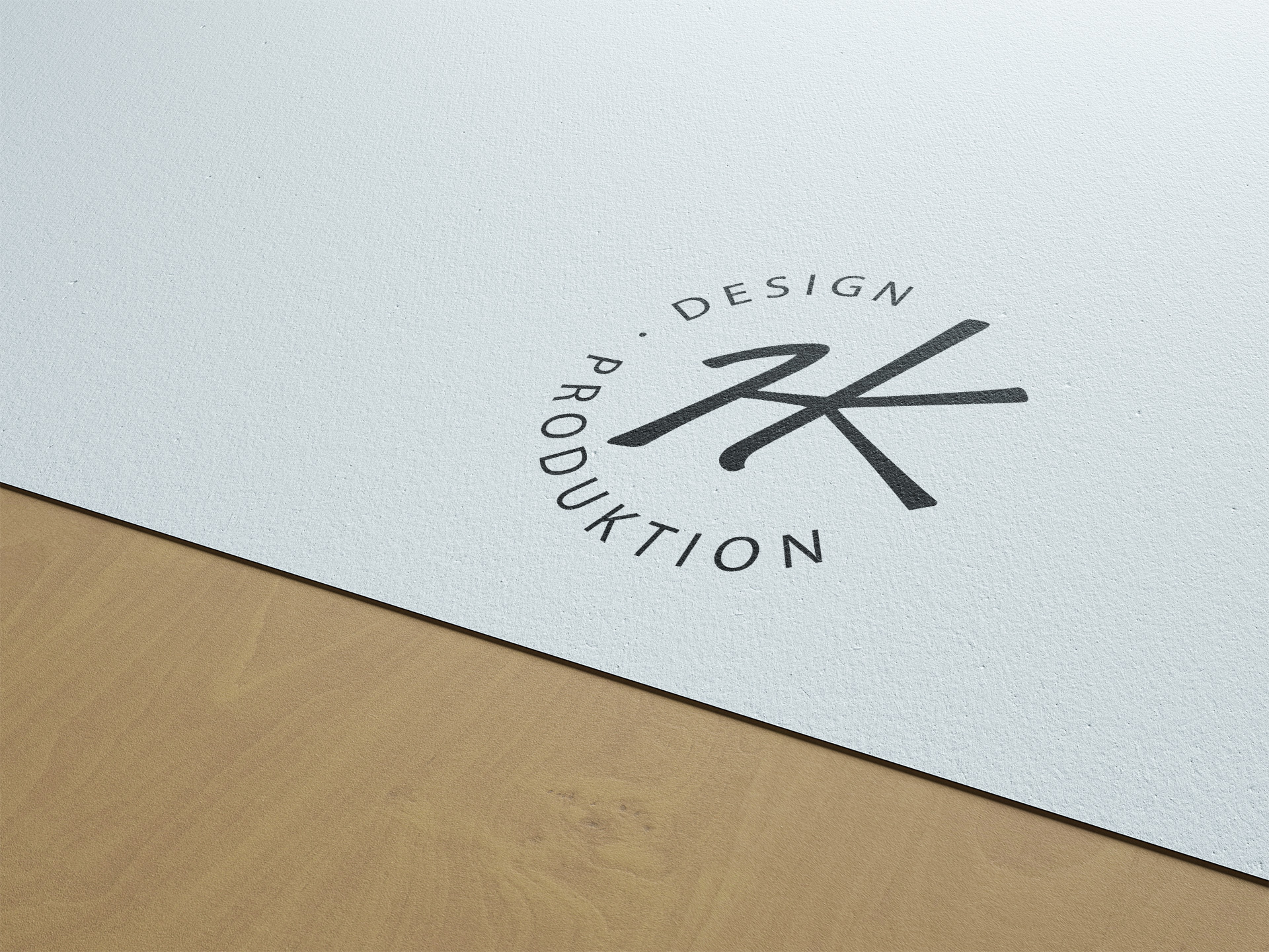 HK Design & Produktions logo på papir