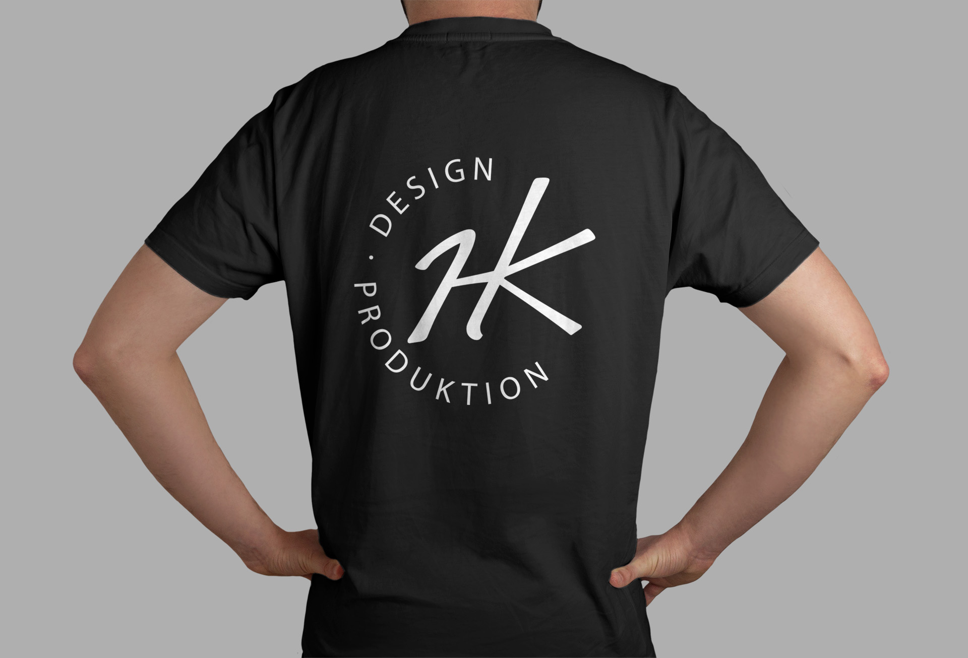 Sort T-shirt med HK Design og Produktion logo på bagsiden